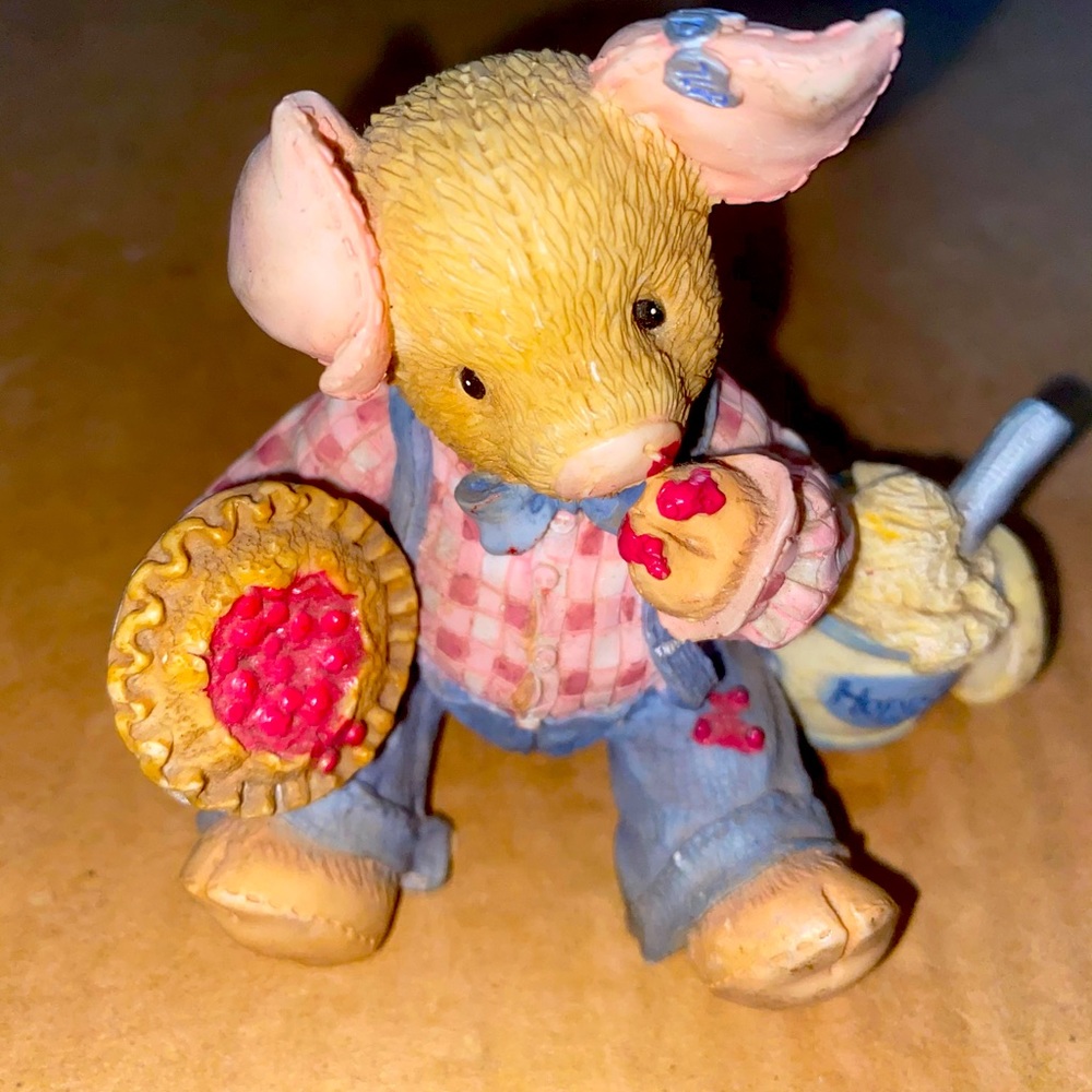 This Little Piggy~Enesco Figurine "Don't Worry Be Sloppy" 1996  by Mary Rhyner